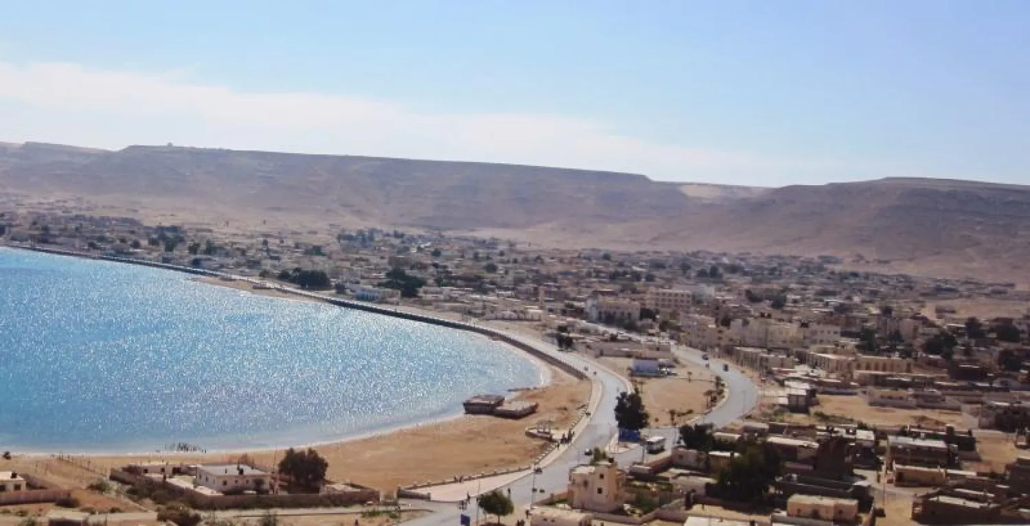 منظر لمدينة السلوم التي تحولت إلى مؤشر على تدهور حركة التجارة والسفر بين ليبيا وجيرانها («الشرق الأوسط»)