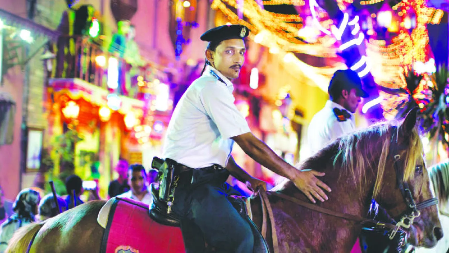 شرطيان يقومان بدورية حراسة في شارع المعز في القاهرة في أول أيام شهر رمضان أمس (أ.ب)