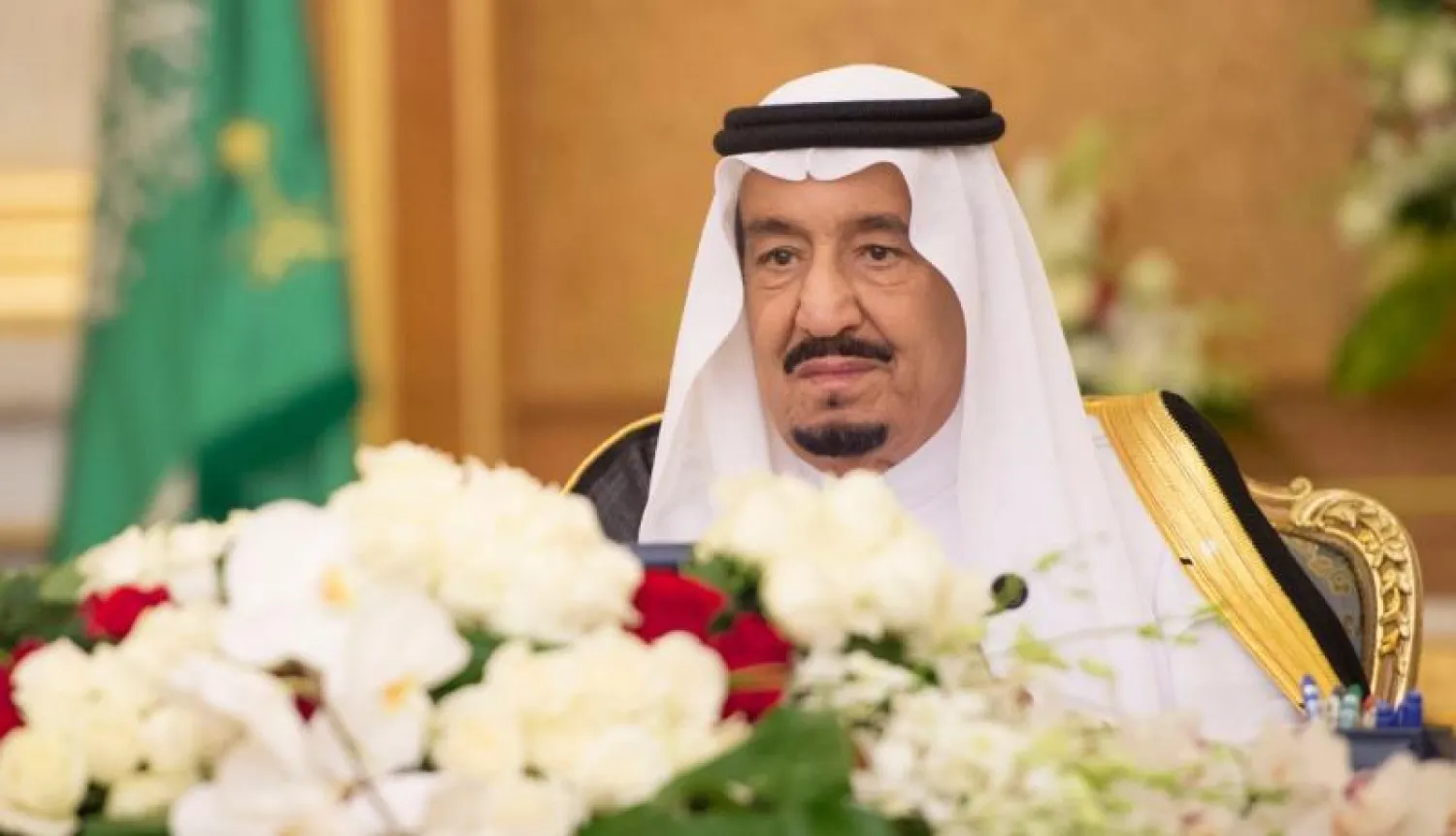 الملك سلمان بن عبد العزيز مترئسًا جلسة مجلس الوزراء التي عقدت في قصر السلام بجدة مساء أمس (واس)