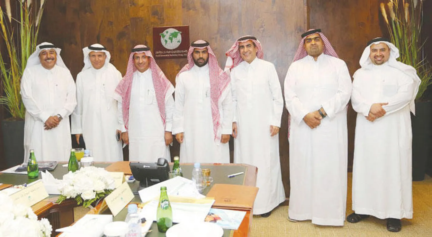 الأمير بدر بن عبد الله بن فرحان متوسطا أعضاء مجلس الإدارة في الاجتماع الذي عقد في جدة أول من أمس («الشرق الأوسط»)