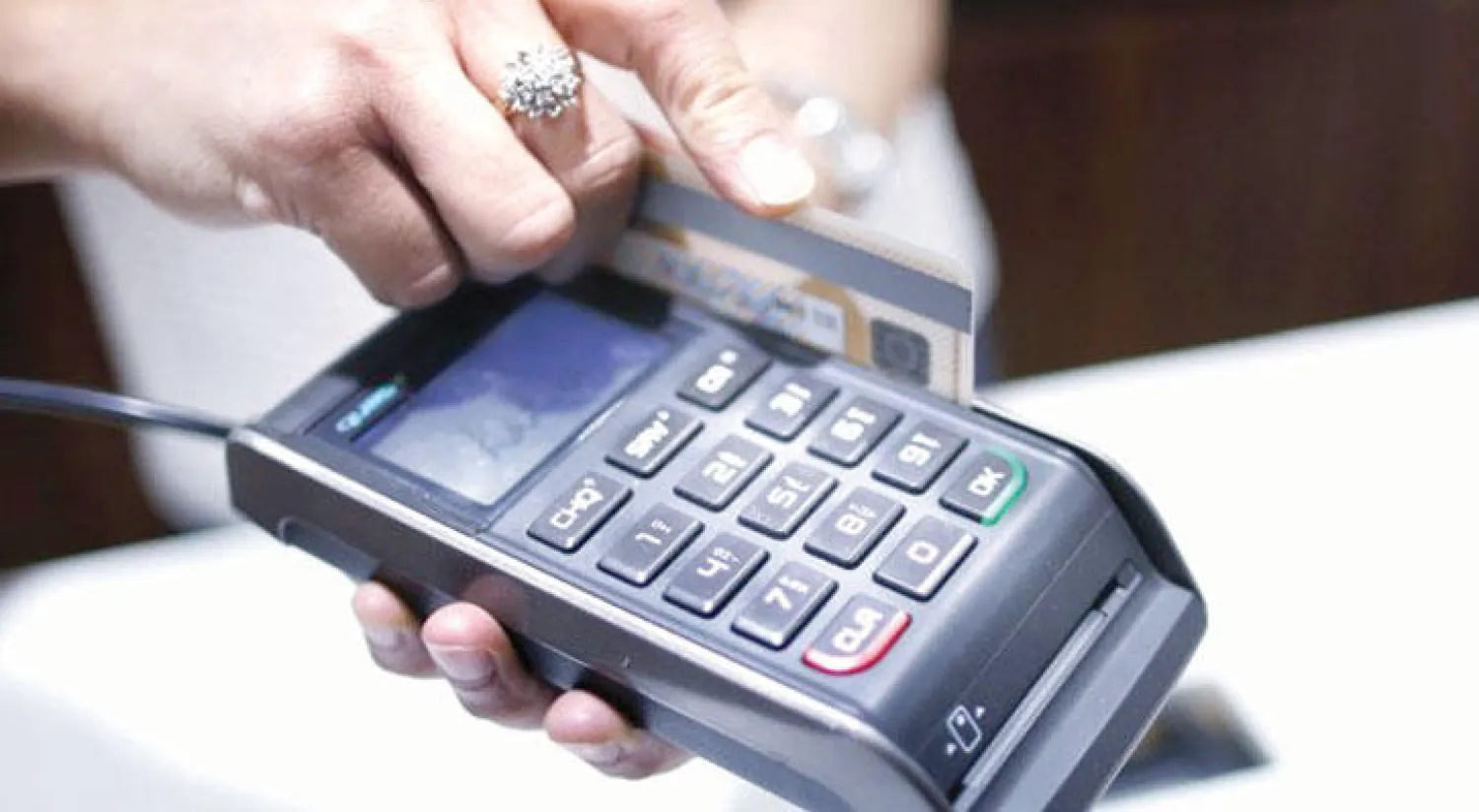 دراسة حديثة أكدت أن السعودية والإمارات هما الأسرع نموًا في مجال الدفع الإلكتروني (رويترز)