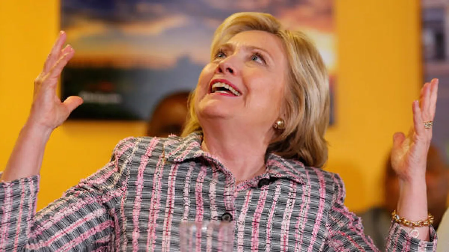 كلينتون تفوز في بورتو ريكو وتقترب من خوض سباق البيت الأبيض