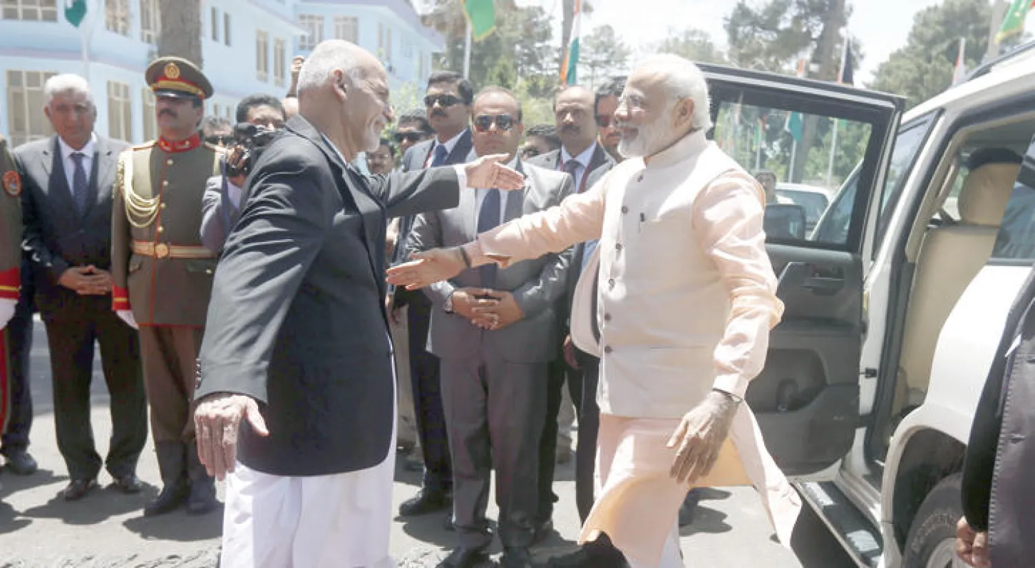 الرئيس الأفغاني أشرف غني يستقبل رئيس الوزراء الهندي ناريندرا مودي  قبل افتتاح «سد سلمى» الأسبوع الماضي (إ.ب.أ)