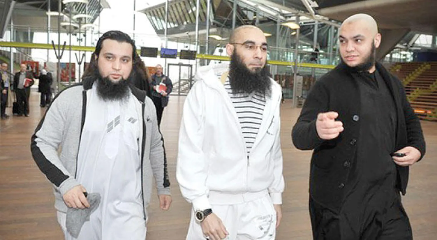 فؤاد بلقاسم (وسط) في طريقه للمثول أمام محكمة انتويرب في بلجيكا («الشرق الأوسط»)