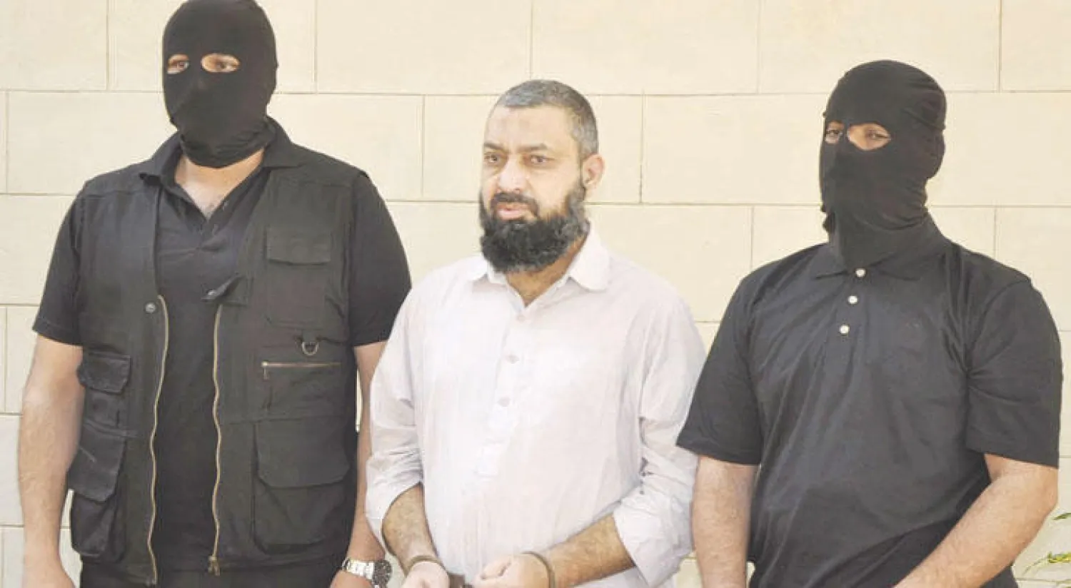 نعيم بخاري أحد قيادات تنظيم «القاعدة في شبه القارة الهندية» بعد اعتقاله (واشنطن بوست)