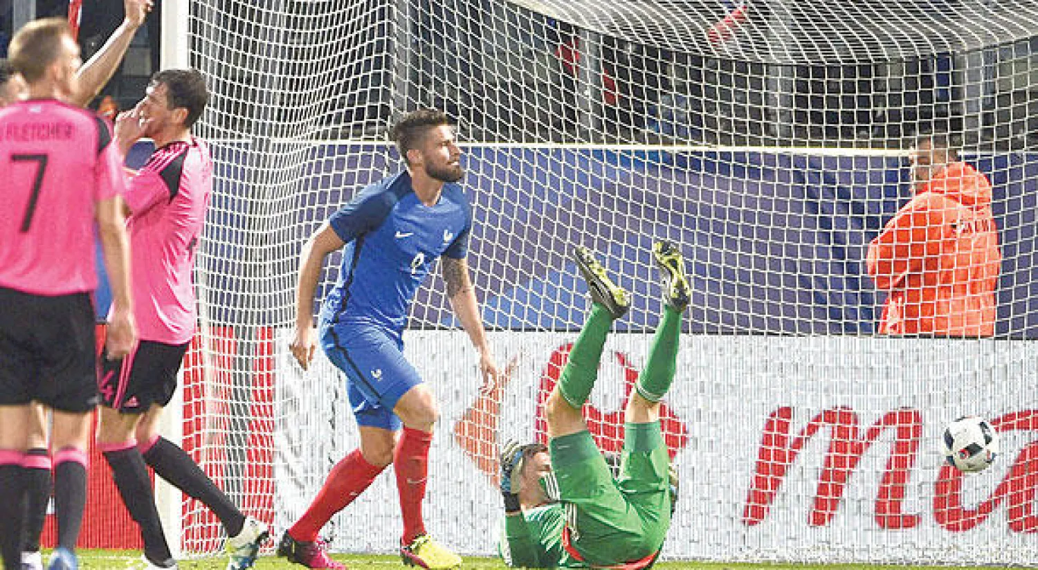 آخر هدف من هدفين أحرزهما غيرو في مباراة اسكوتلندا الودية (أ.ف.ب)