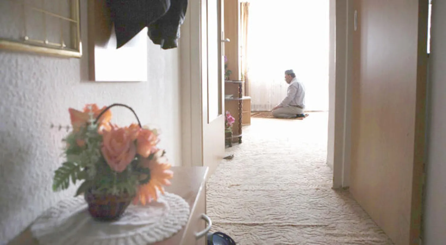 والد سليمان مالك إمام مسجد محلي يصلي في بيته في مدينة إرفورت الألمانية (واشنطن بوست)