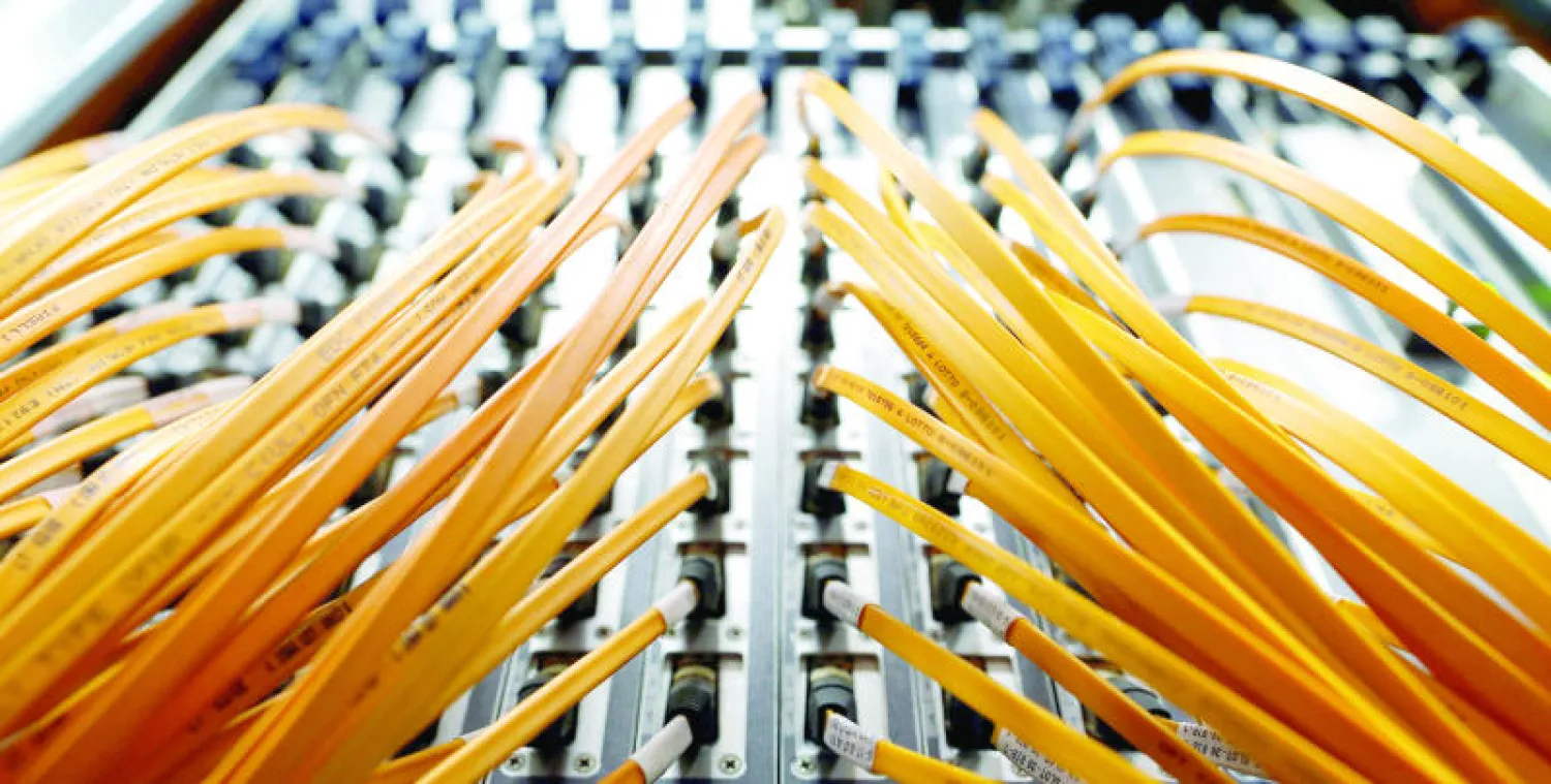 كابلات الألياف الضوئية المستخدمة في تطوير خدمات الاتصالات والرقمنة  (رويترز)