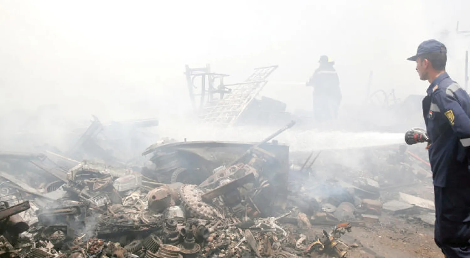 رجال إطفاء يعملون على إخماد حريق في إحدى الأسواق الشعبية جنوب القاهرة أمس (رويترز)