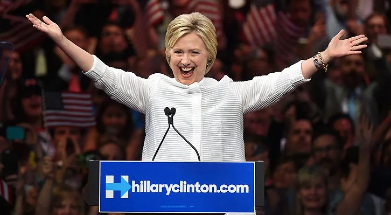 كلينتون تصنع التاريخ وتفوز بترشيح الحزب الديمقراطي لانتخابات الرئاسة الأميركية