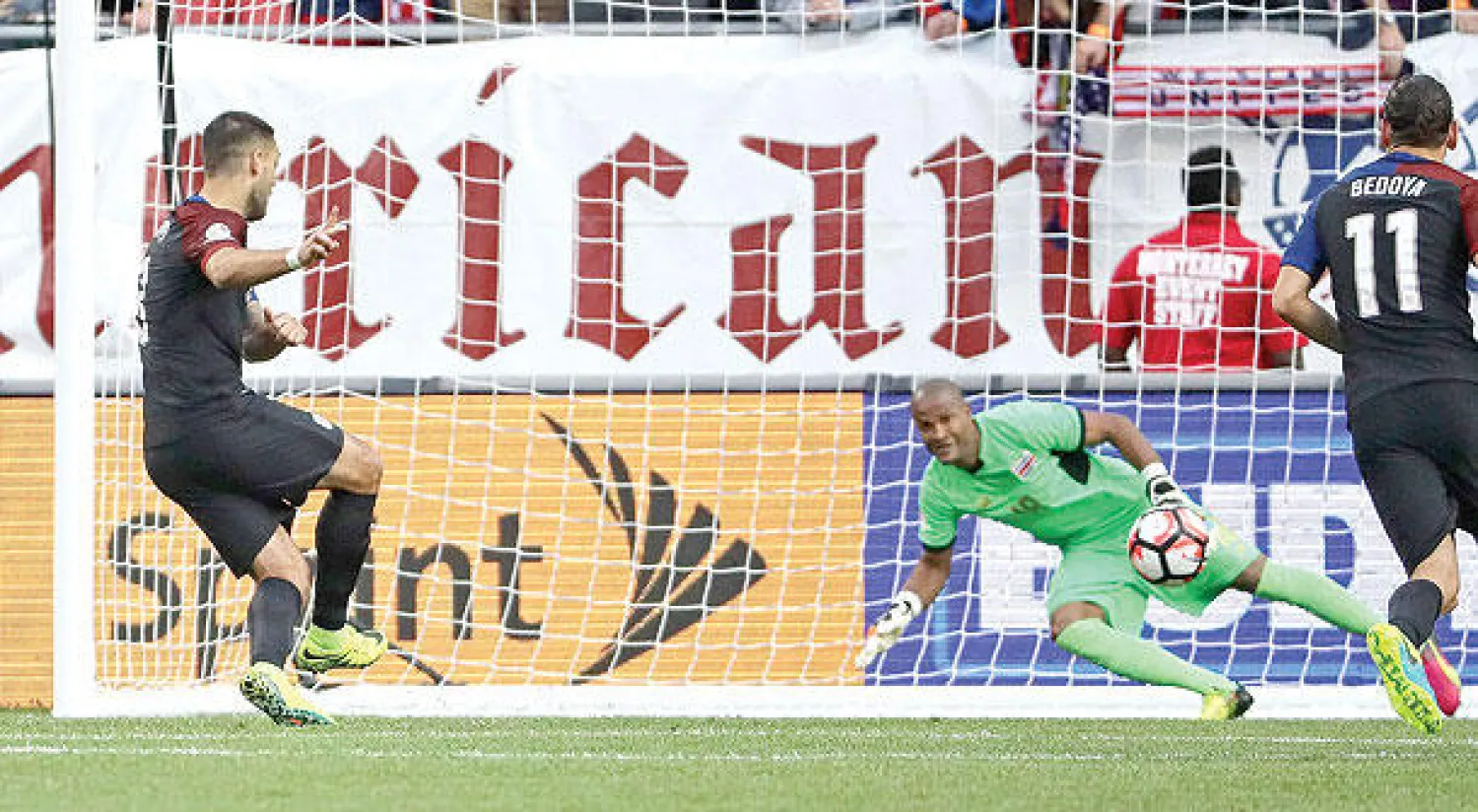 ديمبسي يسجل من ركلة جزاء أول أهداف أميركا في مرمى كوستاريكا (ا ف ب)