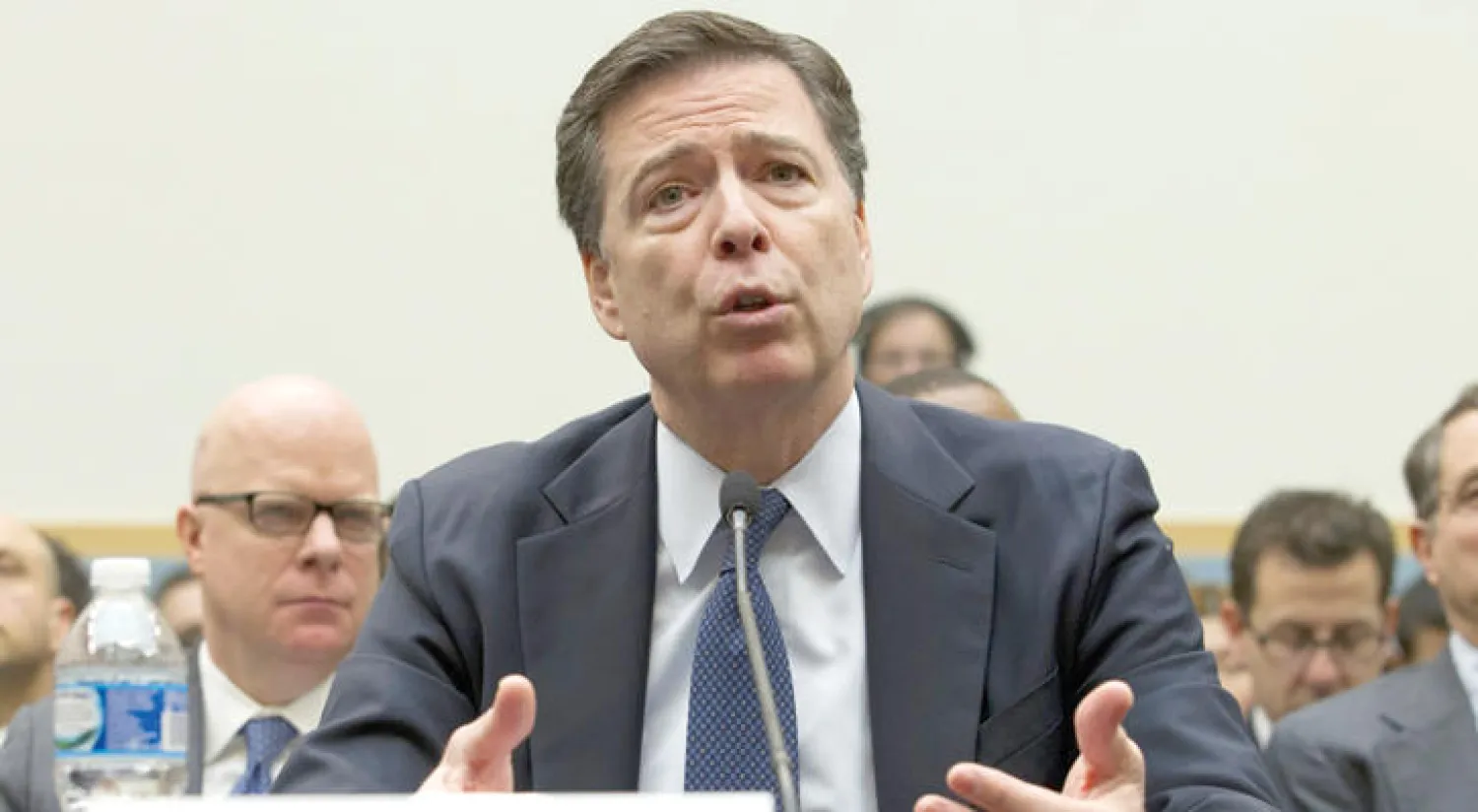 مدير مكتب التحقيقات الفيدرالية جيمس بي كومي وصف التشريع الجديد بأنه حد من حلول «الأخطاء المطبعية» في قانون خصوصية الاتصالات الإلكترونية (واشنطن بوست)