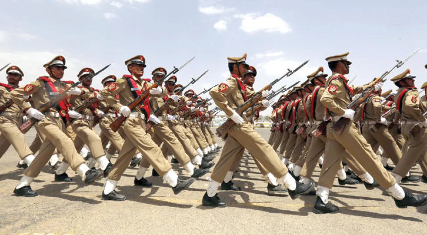 عرض في إحدى الكليات العسكرية التابعة للجيش اليمني في صنعاء (إ.ب.أ)