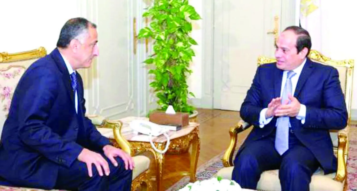 الرئيس المصري مع محافظ البنك المركزي أثناء مناقشة أزمة الدولار يوم الثلاثاء (من الرئاسة)