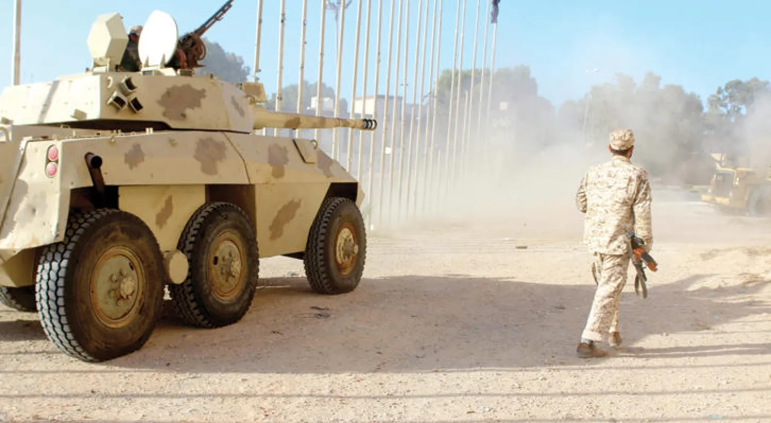 قوات تابعة لحكومة الوفاق الوطني في طريقها أمس للمشاركة في تحرير سرت من {داعش} (رويترز)