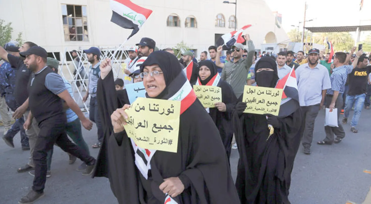 العراق: الغضب يتسع ويطال صور الخميني وخامنئي