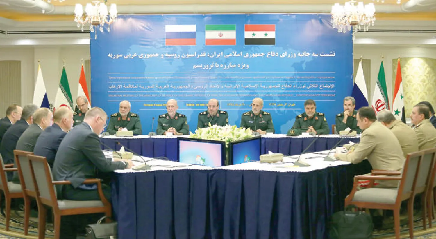 وزير الدفاع الإيراني حسين دهقان خلال الاجتماع الروسي - السوري - الإيراني الذي عقد في طهران أول من أمس (أ.ف.ب)