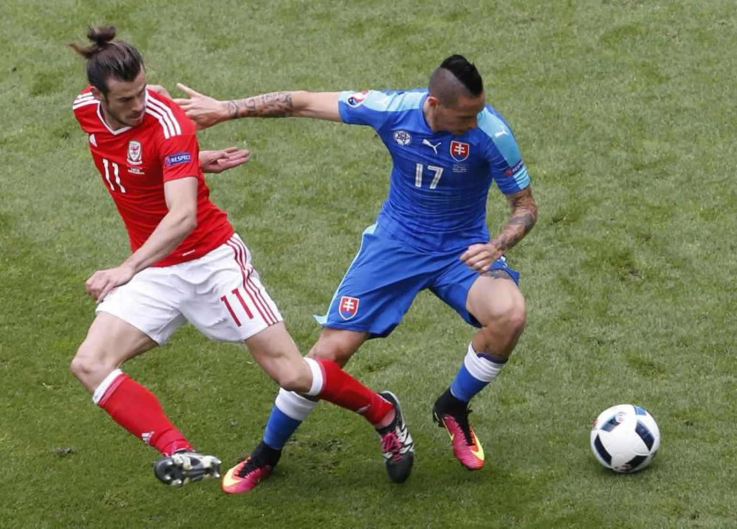 بيل ورفاقه يجتازون سلوفاكيا في أول ظهور بأمم أوروبا