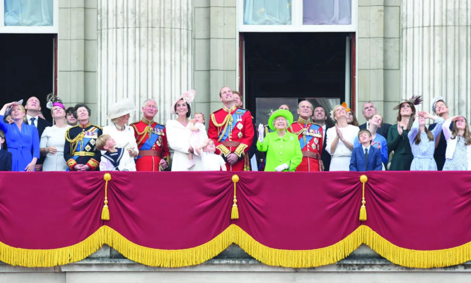 الملكة إليزابيث محاطة بأفراد عائلتها في شرفة قصر باكنغهام يتابعون الاستعراض الجوي الذي قدمته الطائرات الحربية أمس (إ.ب.أ)