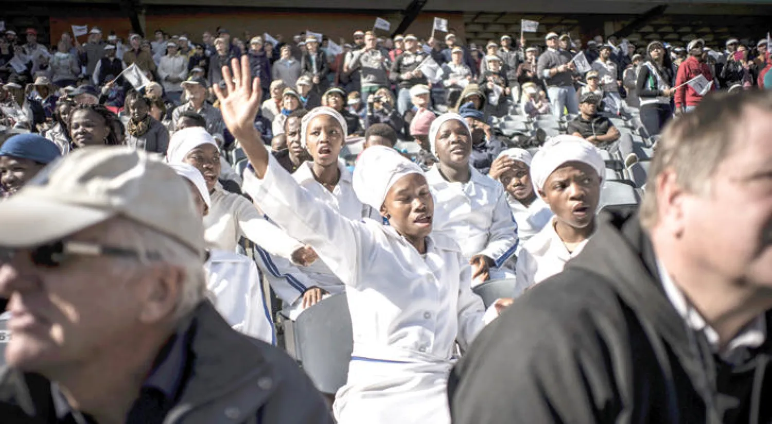 مواطنون من جنوب أفريقيا يحيون ذكرى انتفاضة 1976 الدامية في سويتو أمس (أ.ف.ب)