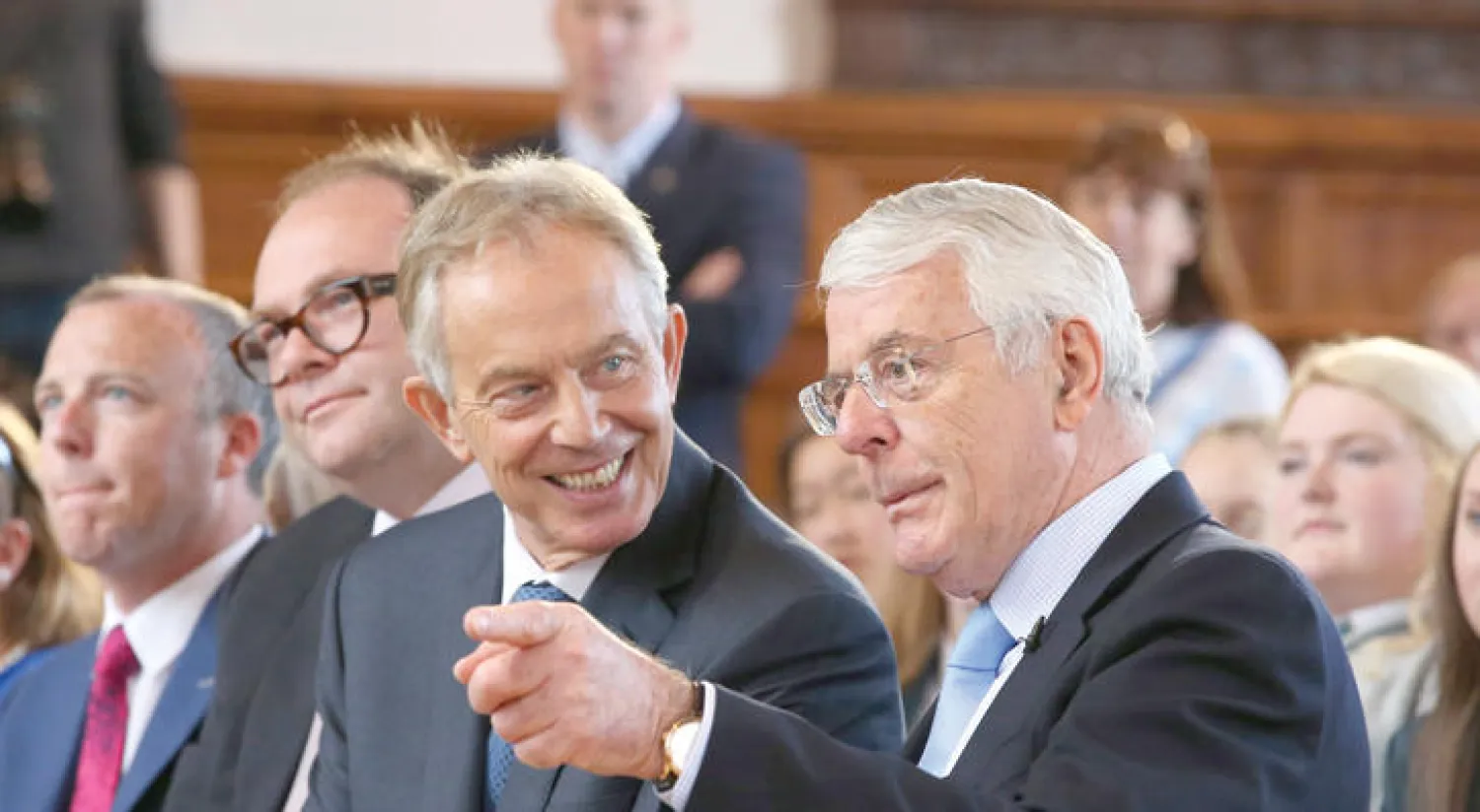 رئيسا الوزراء السابقان توني بلير وجون ميجور يتحدّثان في إيرلندا الشمالية للإقناع بأهمية البقاء في الاتحاد الأوروبي الأسبوع الماضي (إ.ب.أ)