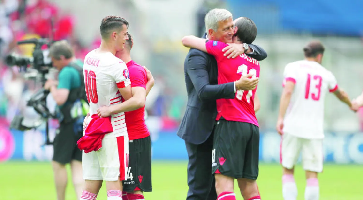 أجواء عائلية في مواجهة ألبانيا وسويسرا (رويترز)