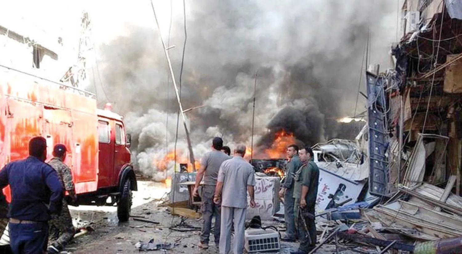 رجال إنقاذ واطفائيون في موقع أحد التفجيرين اللذين ضربا منطقة السيدة زينب أمس وأسفر عن مقتل 8 أشخاص على الأقل واصابة الكثيرين (إ.ب.أ)