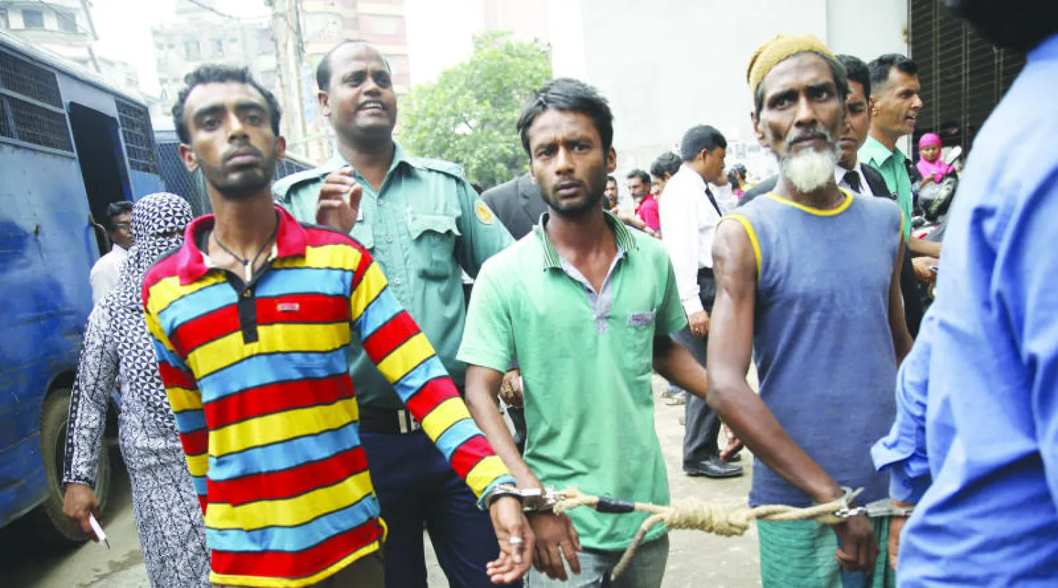 عدد من المتطرفين بعد اعتقالهم في العاصمة دكا أمس (أ.ف.ب)