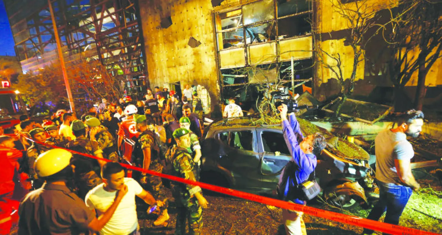 عناصر أمن وقوات طوارئ لبنانية تحيط بمنطقة التفجير الذي طال امس القسم الغربي من بيروت بالقرب من بنك بلوم (أ.ف.ب)