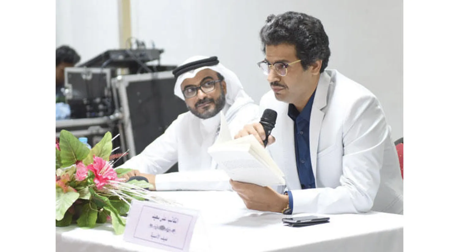 المؤلف في حفلة توقيع كتابه