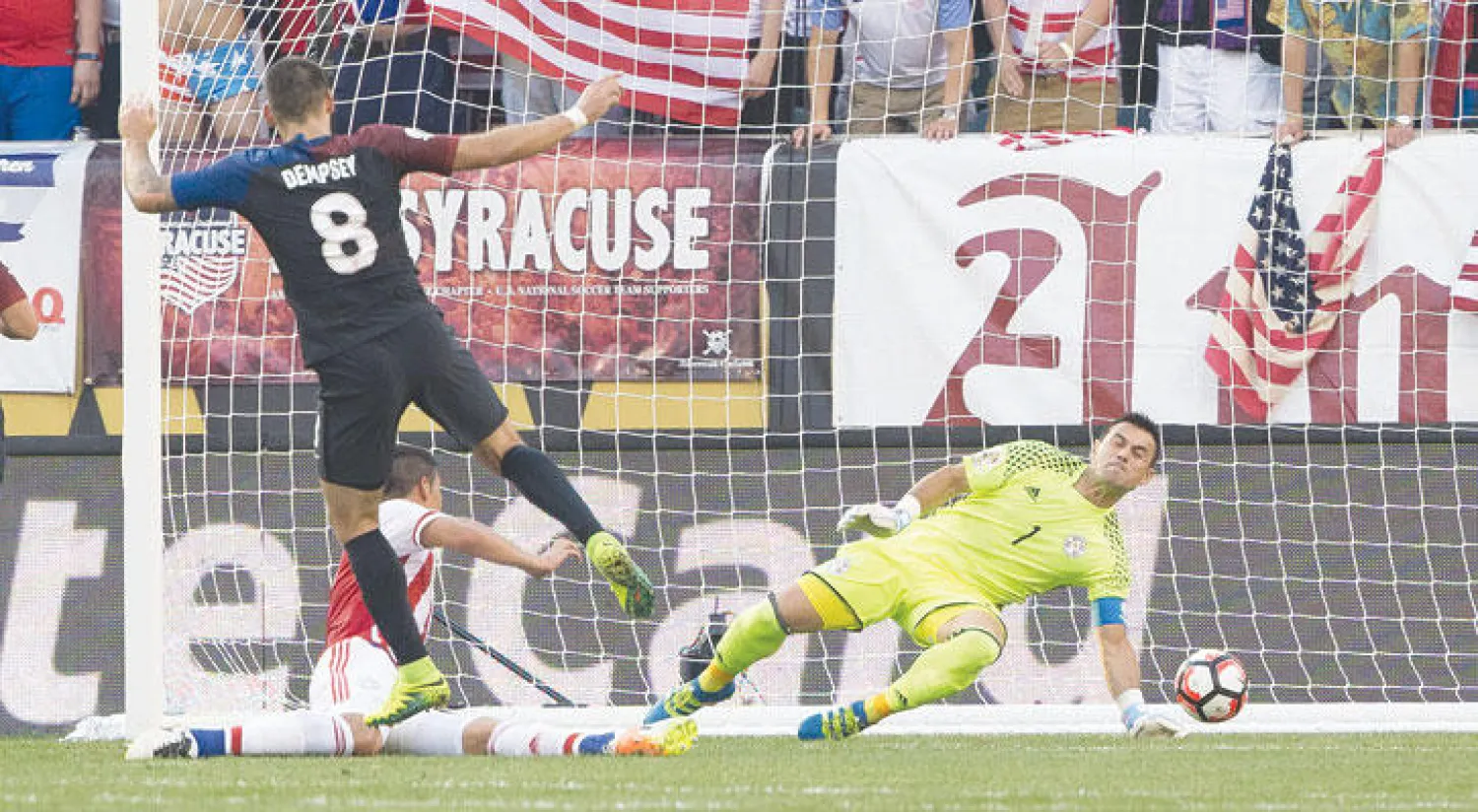 ديمبسي نجم الولايات المتحدة يسجل في مرمى باراغواي (رويترز)