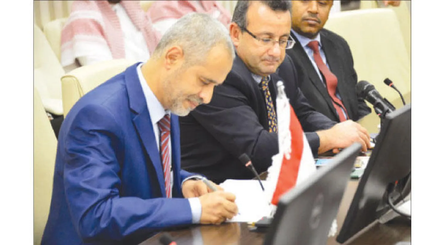 الدكتور عبد الله دحان ممثل الحكومة اليمنية يوقع على محاضر توزيع المساعدات الإنسانية العاجلة