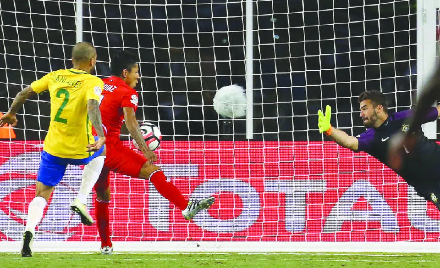الكرة تصطدم بذراع رويدياز لاعب بيرو (في الوسط) لتسكن شباك البرازيل ويحتسبه الحكم (أ.ف.ب)