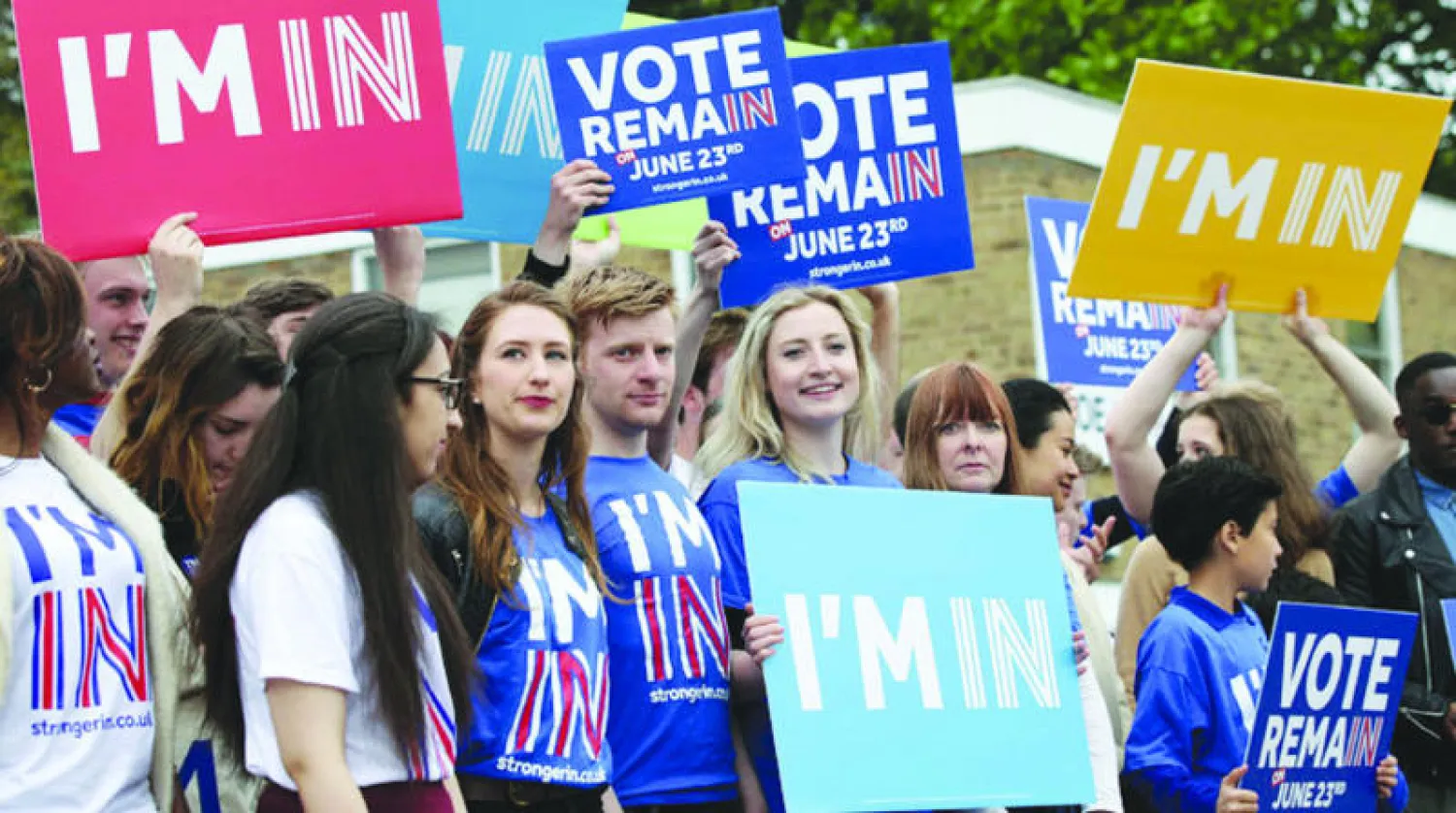 شباب بريطانيون يدعمون حملة بقاء بلادهم في الاتحاد الأوروبي في لندن الأسبوع الماضي (أ.ف.ب)