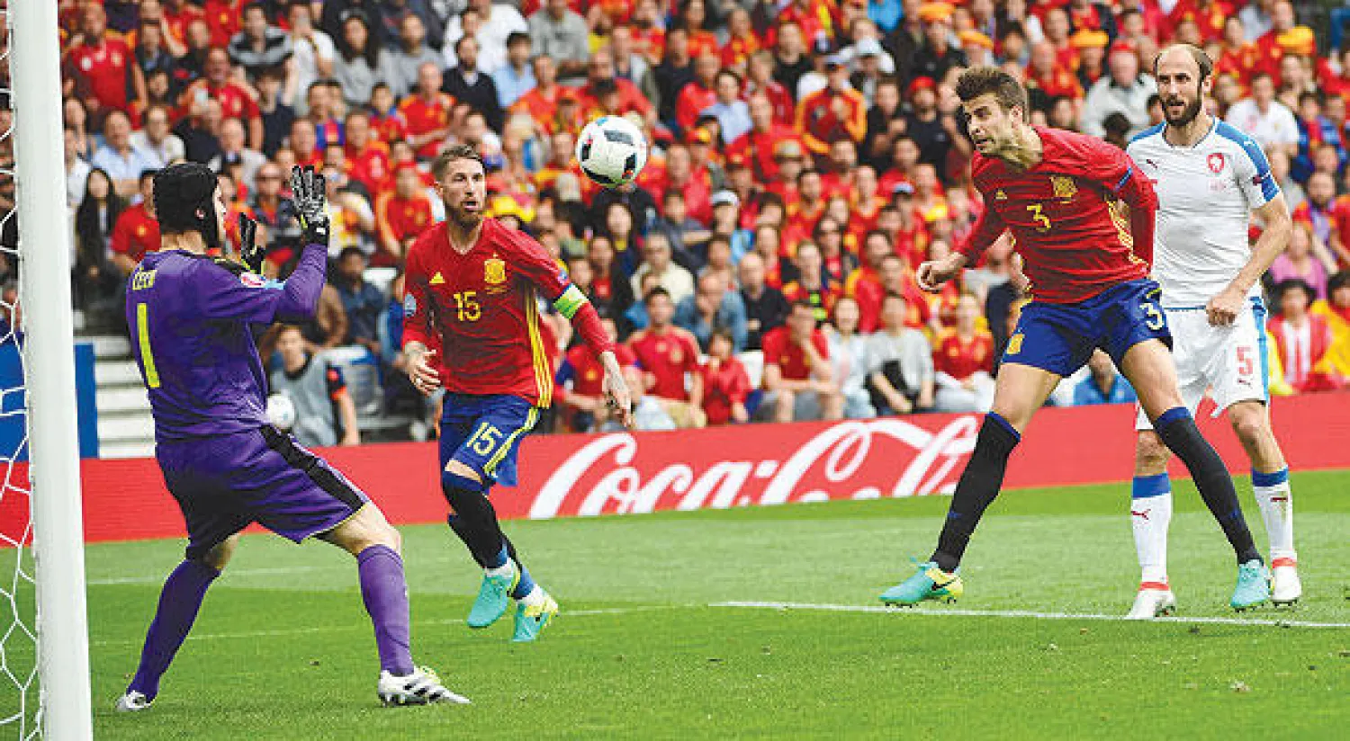 بيكيه يسدد برأسه في شباك حارس التشيك ليمنح إسبانيا أول فوز (أ.ف.ب)