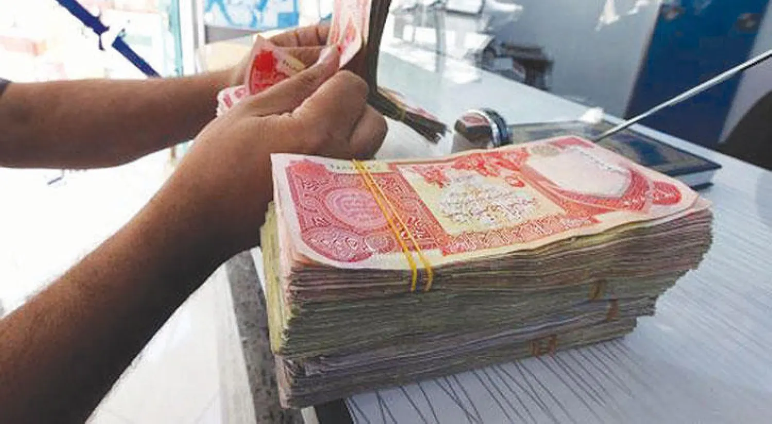 القرض يساعد العراق على تخطي أزمة السيولة الناتجة عن تراجع  أسعار النفط العالمية ({الشرق الأوسط})