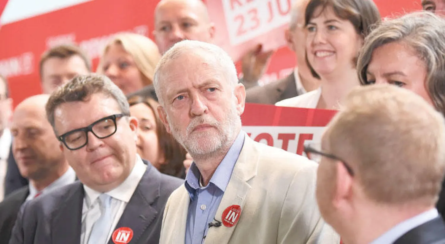 زعيم المعارضة البريطانية جيرمي كوربين بعد إلقائه خطابا لصالح البقاء في الاتحاد الاوروبي أمس في لندن (رويترز)