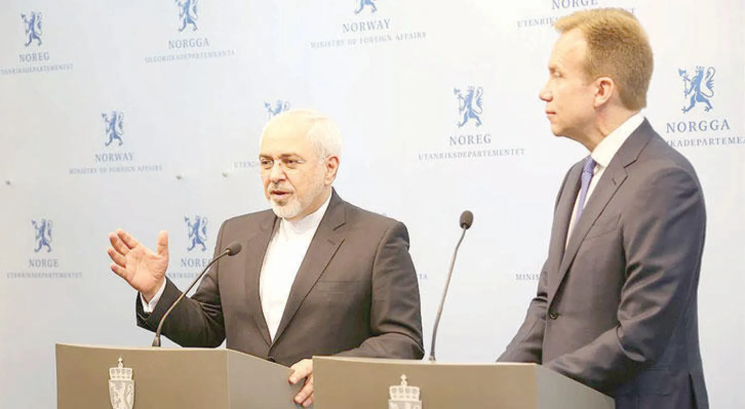 وزير الخارجية الإيراني محمد جواد ظريف مع نظيره النرويجي أولميك تومسون خلال مؤتمر صحافي أول من أمس (وكالة آنا الإيرانية)