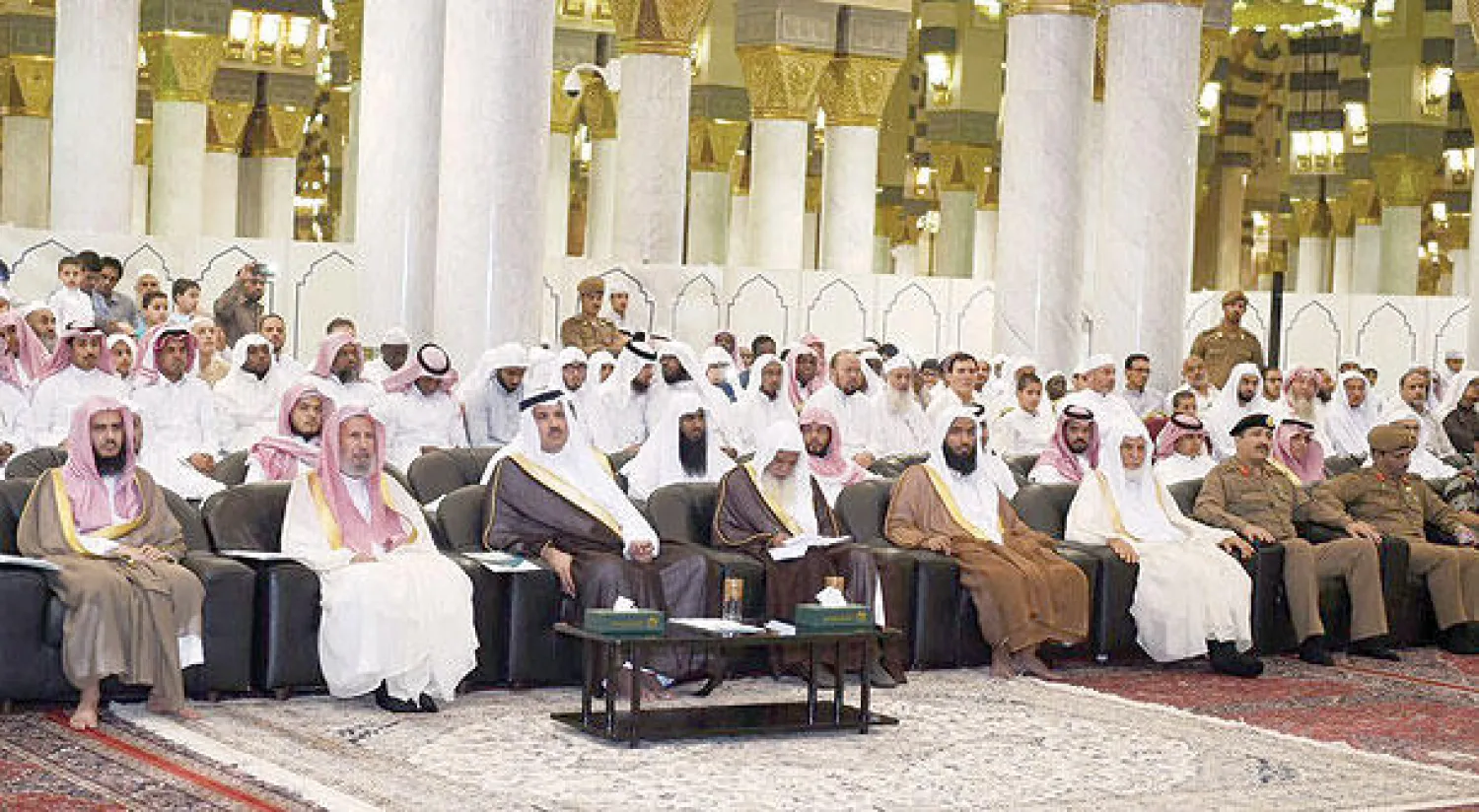 الأمير فيصل بن سلمان بن عبد العزيز أمير منطقة المدينة المنورة خلال تكريم طلاب الجمعية الخيرية لتحفيظ القرآن في المسجد النبوي الشريف