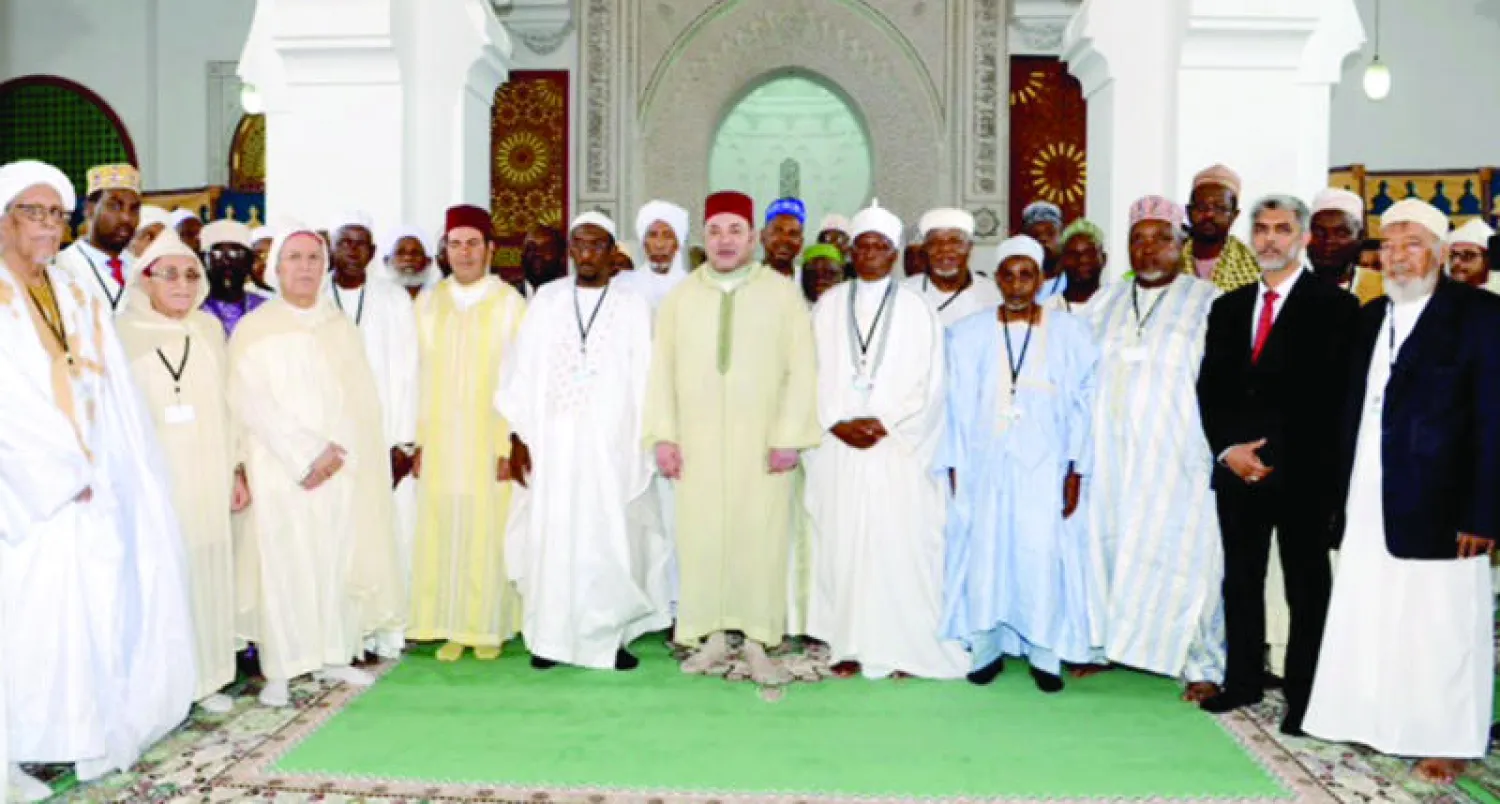 العاهل المغربي في صورة تذكارية مع أعضاء «المجلس الأعلى لمؤسسة محمد السادس للعلماء الأفارقة» (ماب)