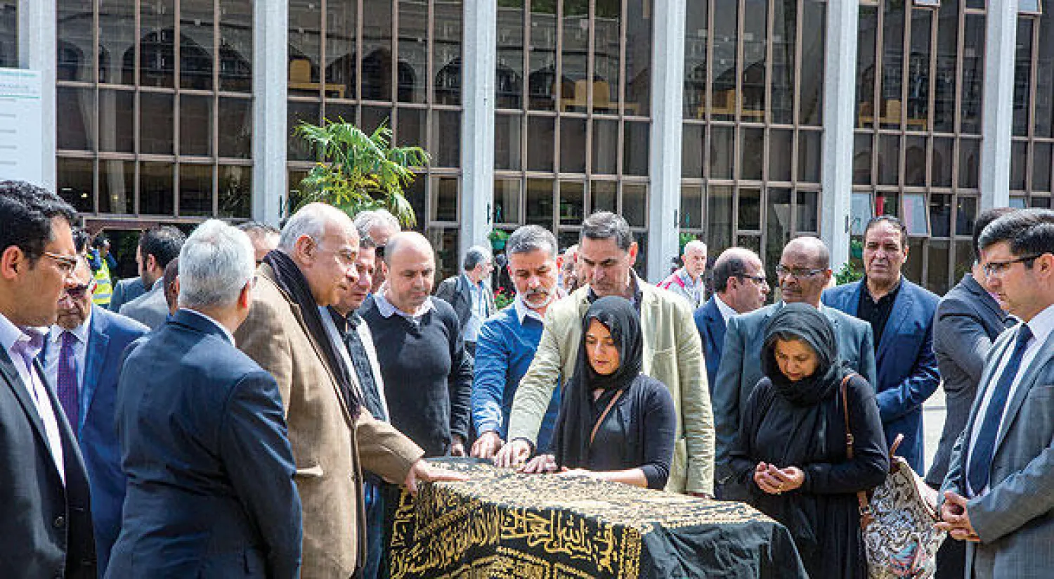 زوج الراحلة  الزميل صلاح جميل وشقيقتها غادة يتوسطان عائلة «الشرق الأوسط» خلال مراسم توديعها بعد الصلاة على جثمانها في باحة مسجد ريجنت بارك بلندن أمس