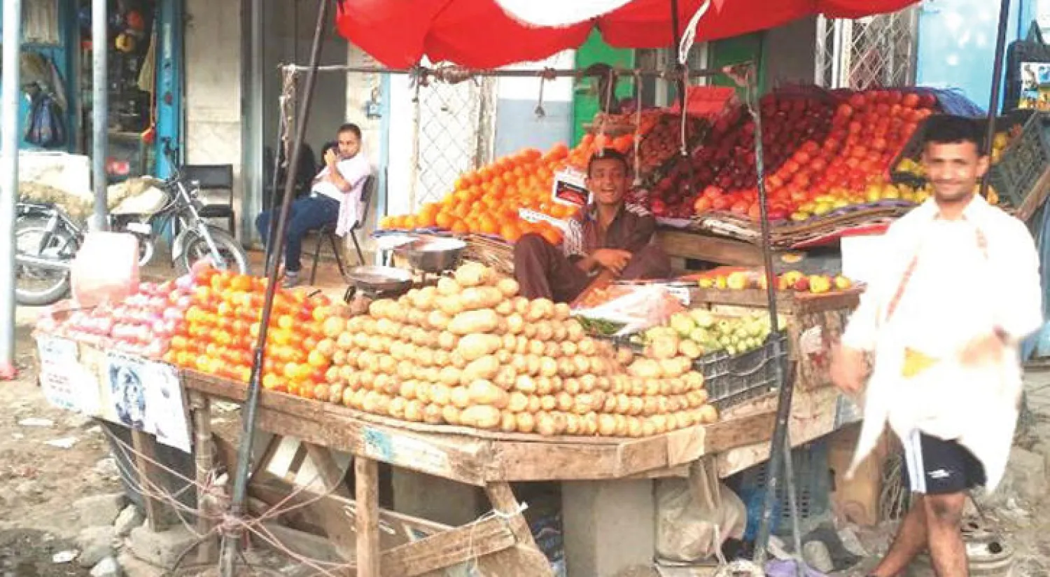 شاب يبيع الخضار والفواكه قبيل صلاة المغرب في عدن («الشرق الأوسط»)