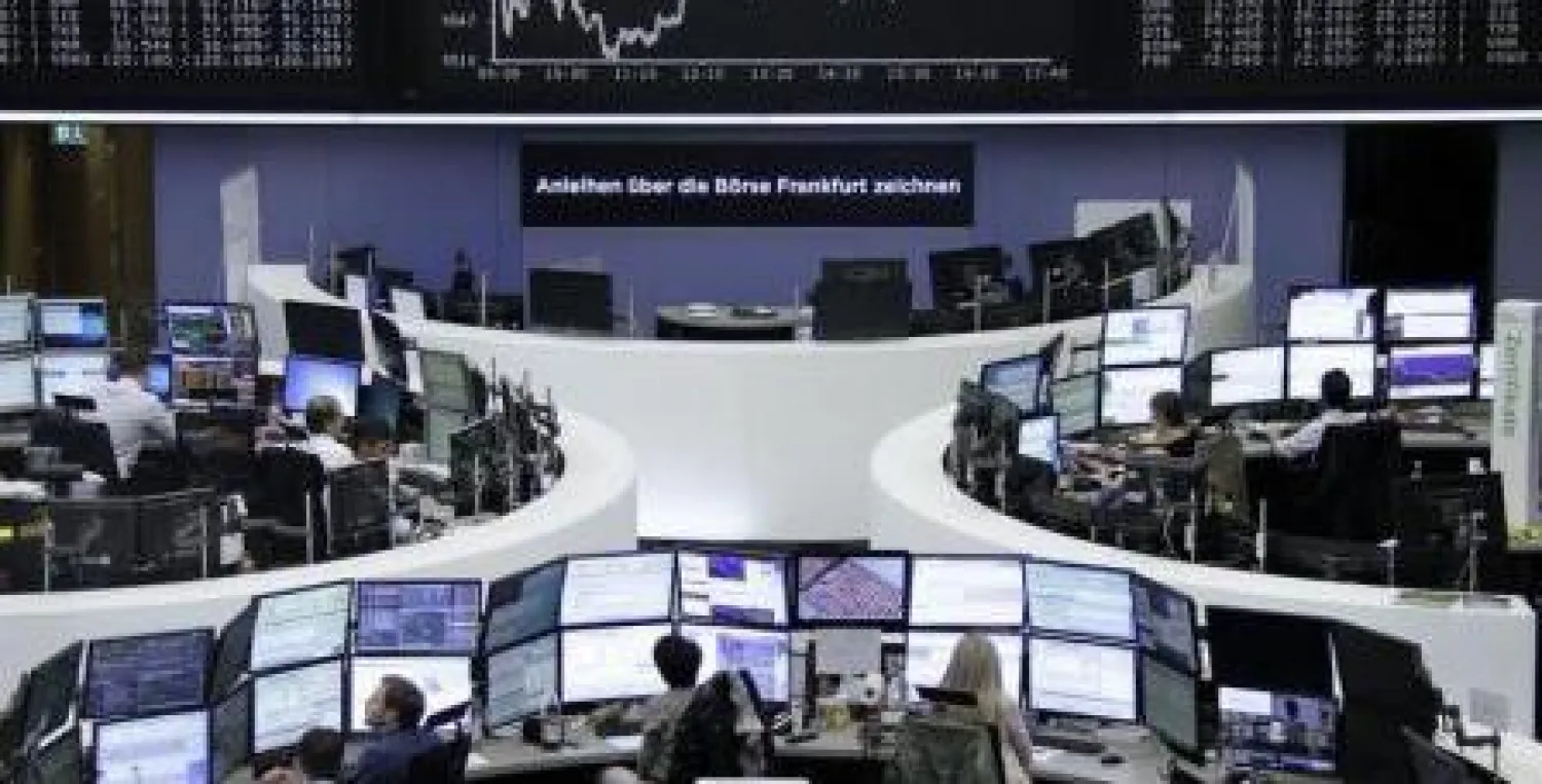 متعاملون في بورصة فرانكفورت يوم 14 يونيو حزيران 2016 - رويترز