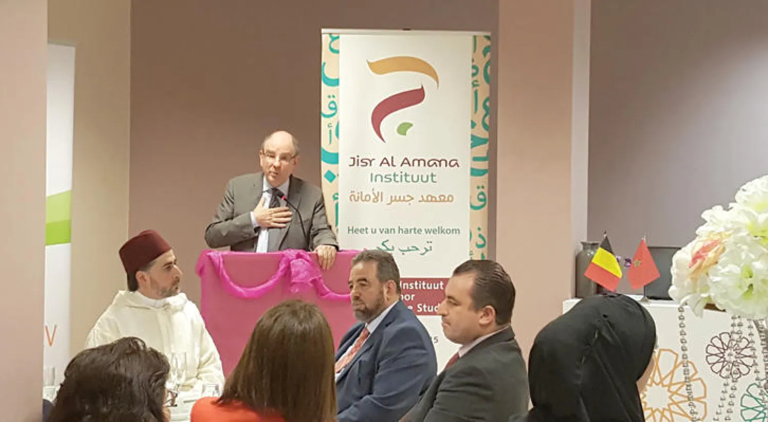 وزير العدل البلجيكي  جينس كوين يتحدث في حفل إفطار جماعي للمسلمين في مقر معهد جسر الأمانة («الشرق الأوسط»)