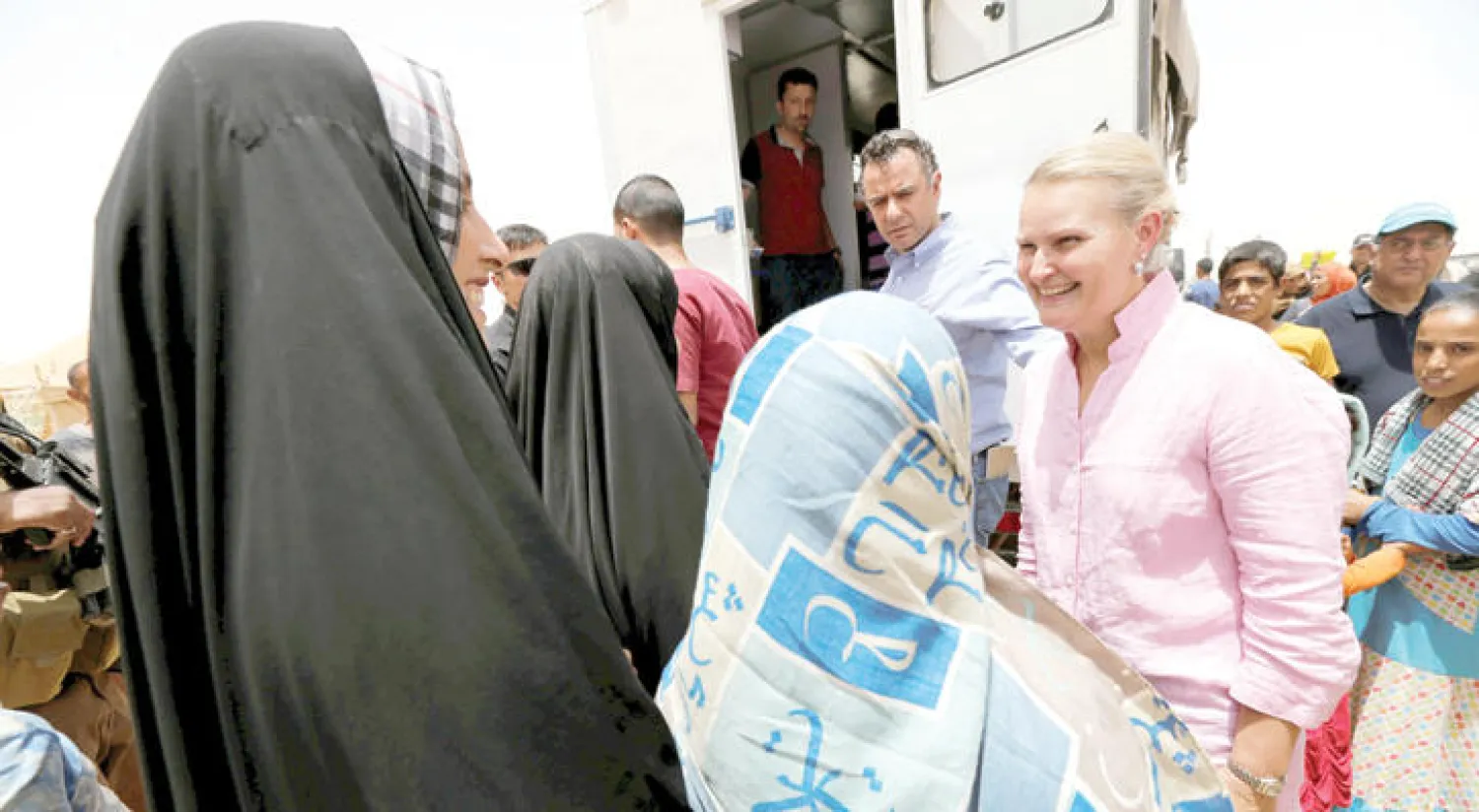 المنسقة الإنسانية للأمم المتحدة في العراق أثناء تفقدها لمخيمات اللجوء في عامرية الفلوجة (رويترز)