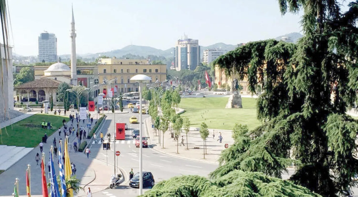 مئذنة مسجد ترتفع في سماء العاصمة تيرانا «واشنطن بوست»