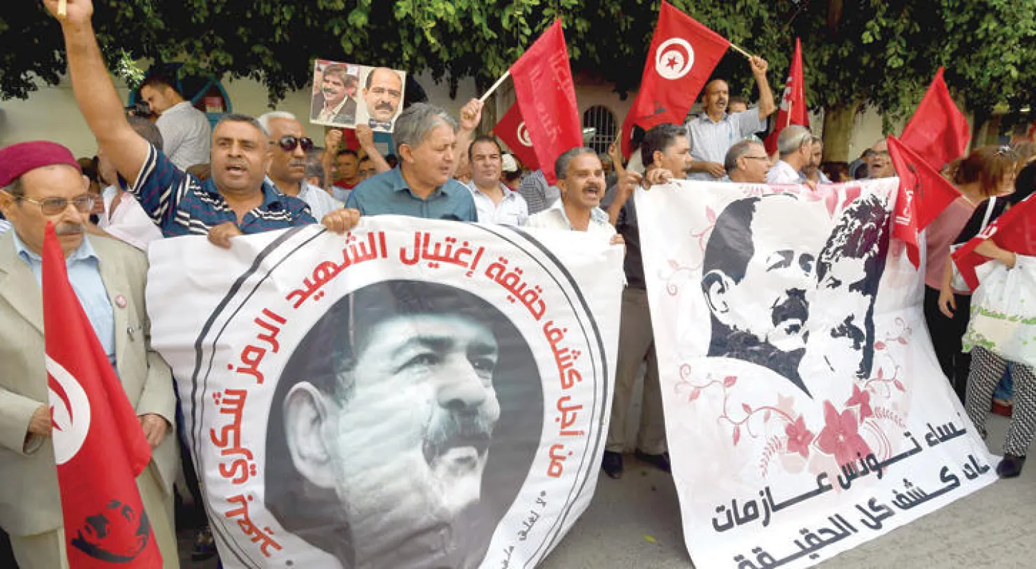 جانب من المظاهرات التي عرفتها تونس العاصمة أمس للمطالبة بالكشف عن قتلة السياسي شكري بلعيد (أ.ف.ب)