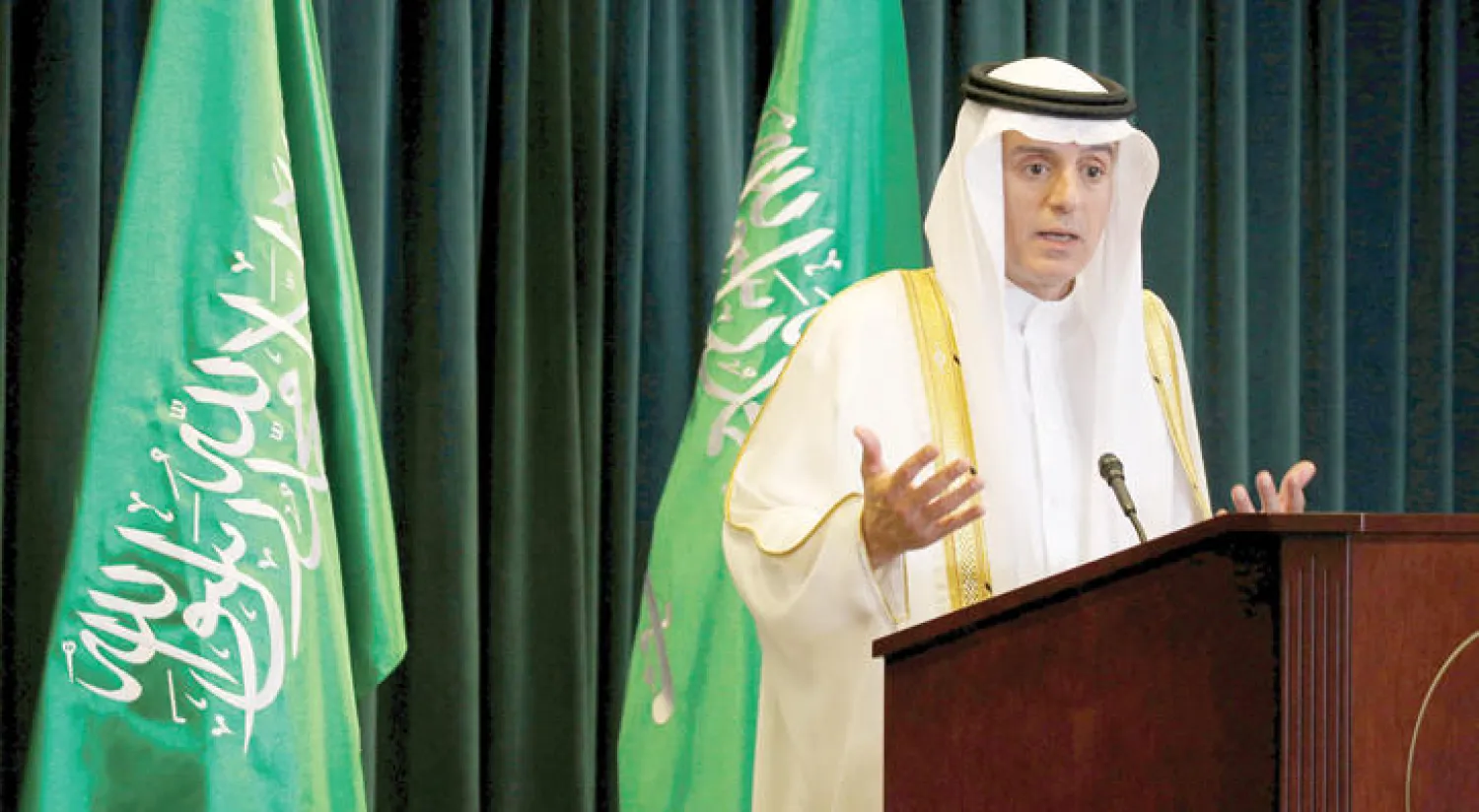 عادل الجبير في المؤتمر الصحافي الذي عقده في السفارة السعودية بواشنطن أمس (رويترز)