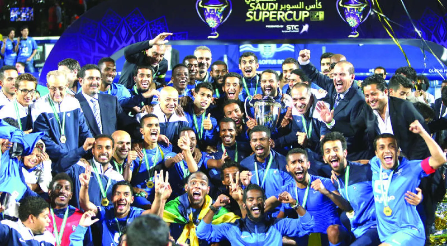 جانب من تتويج الهلال بكأس السوبر في لندن الموسم الماضي («الشرق الأوسط»)