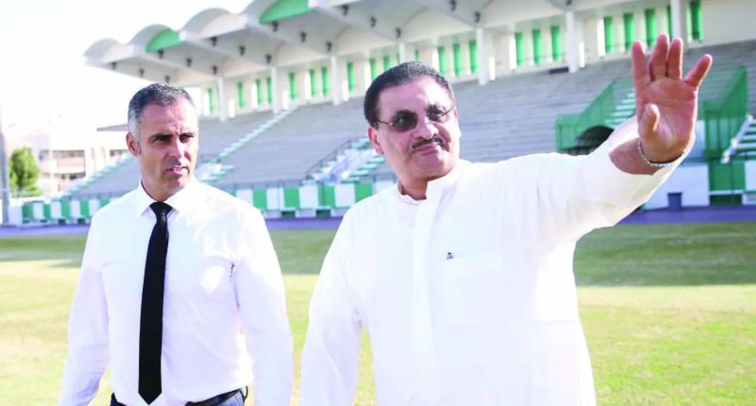 غوميز خلال جولته الأولى على النادي بعد توقيع العقد التدريبي معه ويبدو إلى يمينه كيال (المركز الإعلامي)